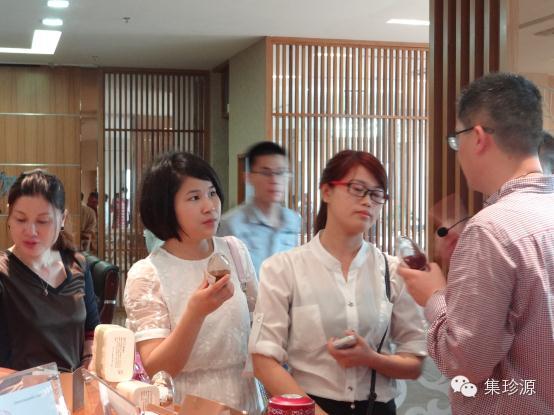 圖為經(jīng)銷商正在聽取杜邵龍博士對(duì)產(chǎn)品的介紹